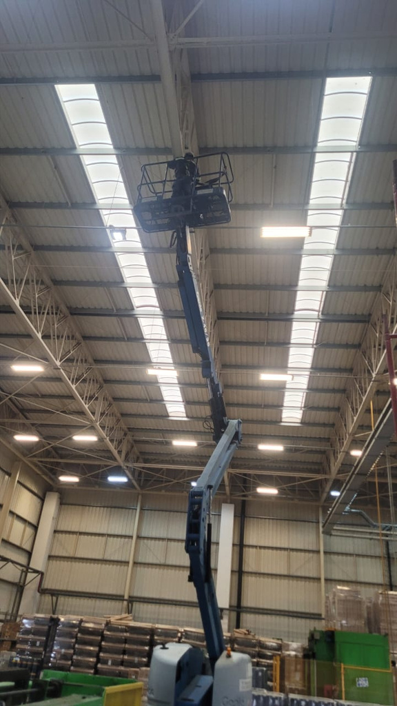 Plataforma Elevatória Articulada em Altura